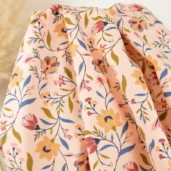 Tissu coton Enduit Evelyne motif fleurs fond pêche