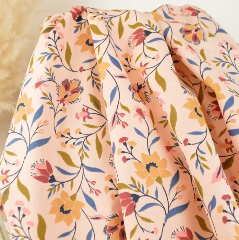Tissu coton Enduit Evelyne motif fleurs fond pêche