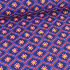 Tissu coton enduit fleurs graphiques rose – Fond bleu - Poppy