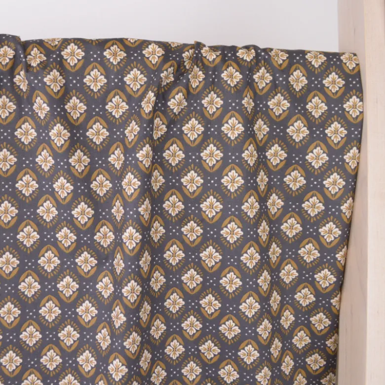 Tissu coton Enduit Jayco motif fleurs Indiennes anthracite et Havane