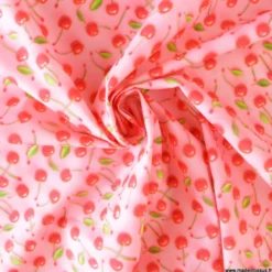 Tissu coton enduit motif cerises 3D – Fond rose pastel
