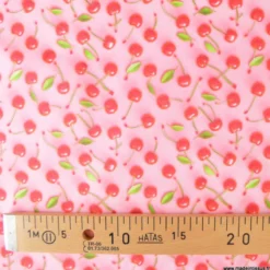 Tissu coton enduit motif cerises 3D – Fond rose pastel