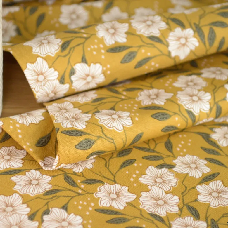 Tissu coton fleuri fond moutarde - RJR fabric - Get out and explore