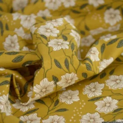 Tissu coton fleuri fond moutarde - RJR fabric - Get out and explore