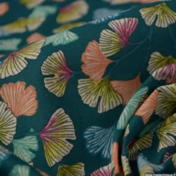 Tissu coton imprimé feuilles de Ginkgo Aphrodite fond Emeraude - OEKO TEX