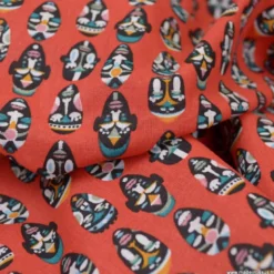 Tissu coton imprimé masques Africains fond Rouge - OEKO TEX