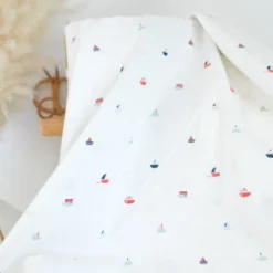 Tissu coton motif bateaux fond blanc cassé - OEKO TEX