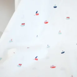 Tissu coton motif bateaux fond blanc cassé - OEKO TEX