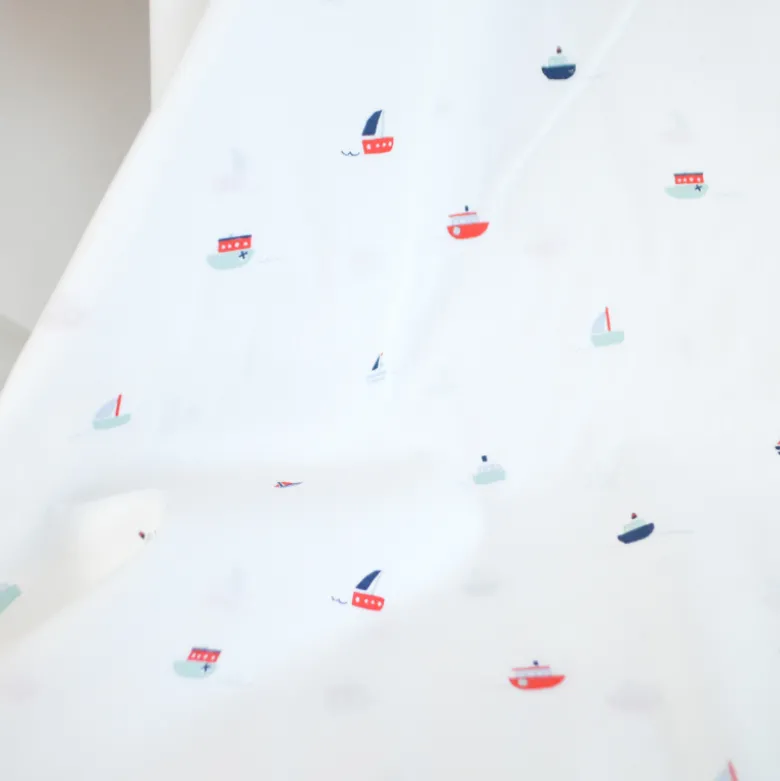 Tissu coton motif bateaux fond blanc cassé - OEKO TEX