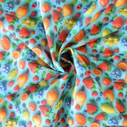 Tissu coton motif fruits 3D – Frais et coloré sur fond bleu