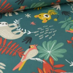 Tissu Coton OEKO TEX imprimé Papaya Perroquets et Paresseux fond Vert Canard