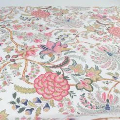 Tissu coton Palopa XXL motif fleurs Indiennes roses fond blanc