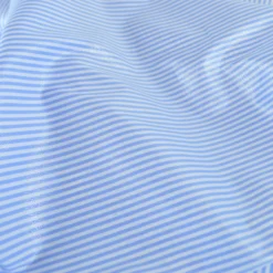Tissu coton à rayures fines irisées bleus et blanches