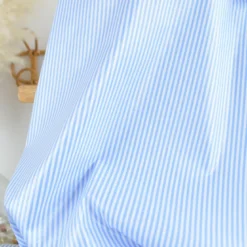 Tissu coton à rayures fines irisées bleus et blanches