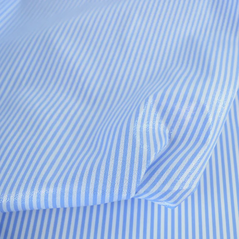 Tissu coton à rayures fines irisées bleus et blanches