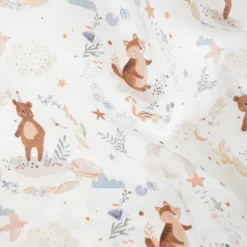 Tissu coton Trodoux – ours, nuages et feuillages pastel fond blanc