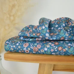 Tissu cretonne coton Barjay motif fleurs fond bleu – OEKO TEX
