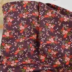 Tissu cretonne coton Dima motif fleurs rouges fond bordeaux – OEKO TEX