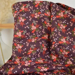 Tissu cretonne coton Dima motif fleurs rouges fond bordeaux – OEKO TEX