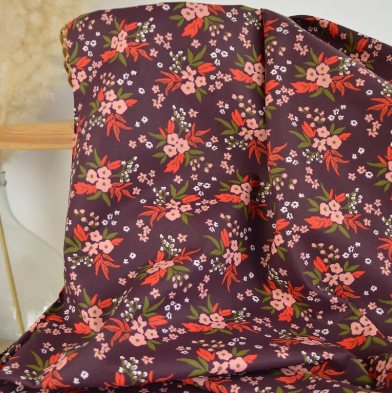 Tissu cretonne coton Dima motif fleurs rouges fond bordeaux – OEKO TEX