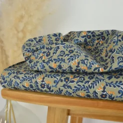 Tissu cretonne coton Ekhmet motif fleurs bleues fond vert – OEKO TEX