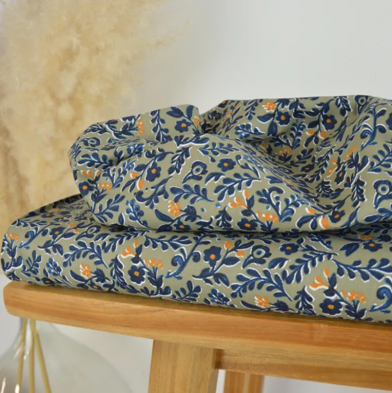 Tissu cretonne coton Ekhmet motif fleurs bleues fond vert – OEKO TEX