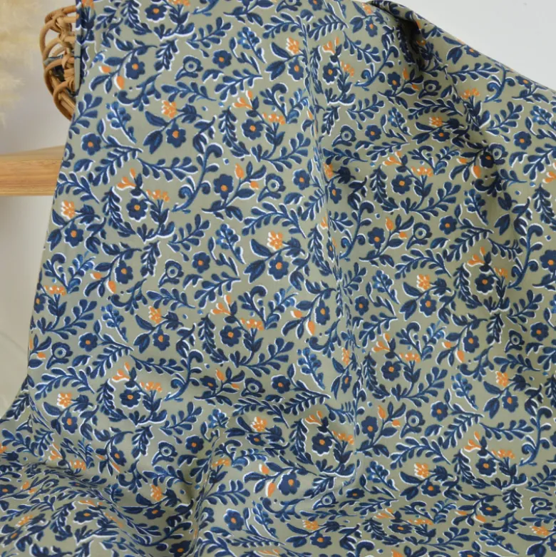 Tissu cretonne coton Ekhmet motif fleurs bleues fond vert – OEKO TEX
