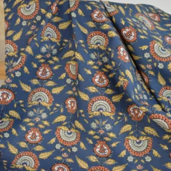 Tissu cretonne coton Hinaya motif fleurs marron fond bleu – OEKO TEX