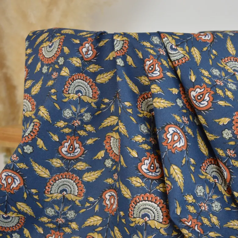 Tissu cretonne coton Hinaya motif fleurs marron fond bleu – OEKO TEX