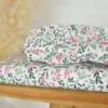 Tissu cretonne coton Ivina motif fleurs vertes et roses – OEKO TEX