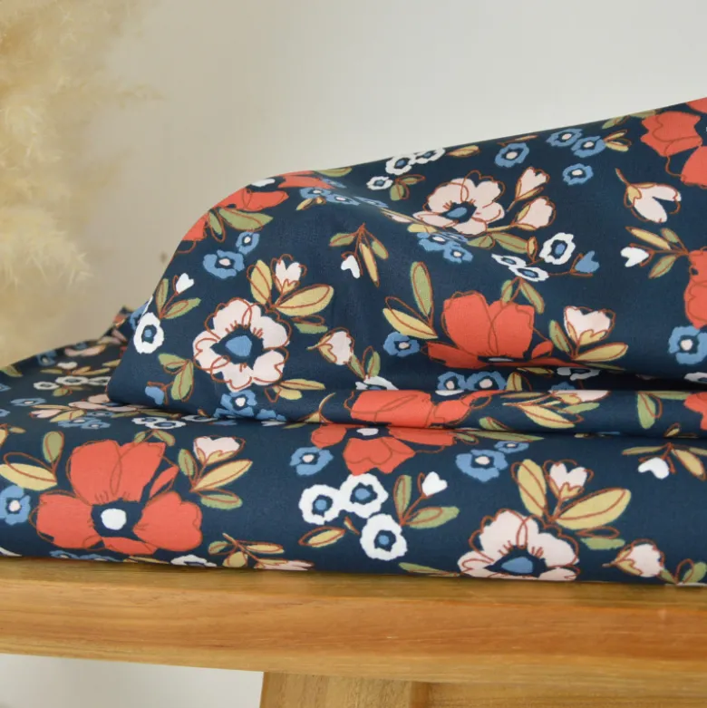 Tissu cretonne coton Odace motif fleurs fond marine – OEKO TEX