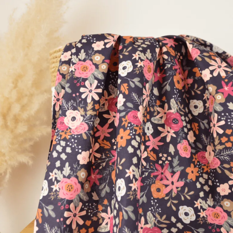 Tissu cretonne coton Olga fleurs roses fond marine