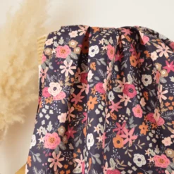 Tissu cretonne coton Olga fleurs roses fond marine