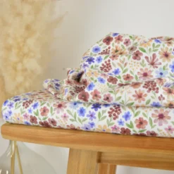 Tissu cretonne coton Rozenn motif fleurs prunes et bleues -OEKO TEX