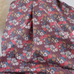 Tissu cretonne coton Seasons fleurs rouge fond chocolat - OEKO TEX
