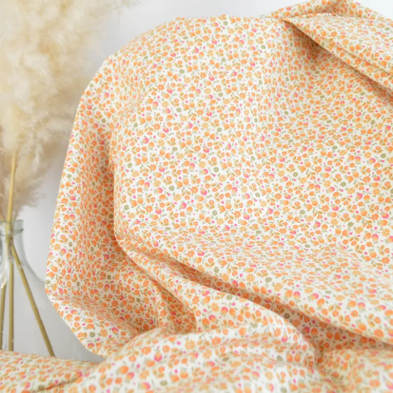 Tissu Cretonne de Coton Caseille motif fleurs roses et oranges