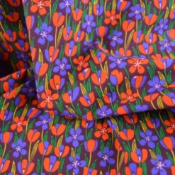 Tissu Cretonne de Coton Gigi motif fleurs rouges et violettes