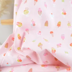 Tissu Cretonne de Coton Gigi motif fleurs rouges et violettes