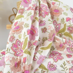 Tissu Cretonne de Coton Khonoma - Motif Fleurs Roses et Paisley Fond Écru