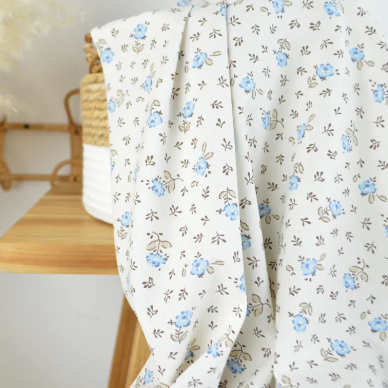 Tissu Cretonne de Coton Olympe motif fleurs bleues fond ecru
