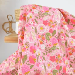 Tissu Cretonne de Coton Ostache - Motif Fleurs & Fraises Rose Fuchsia