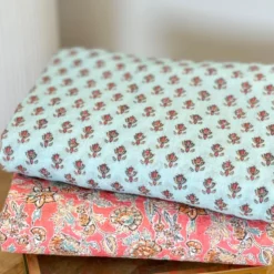 Tissu crêpe de coton motif fleurs Indiennes fond céladon - OEKO TEX