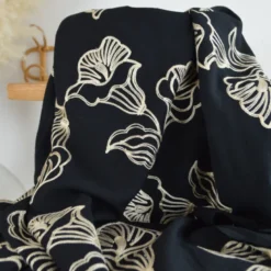 Tissu crêpe de Viscose brodé fleurs fond noir