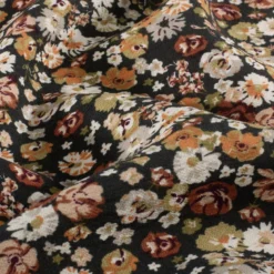 Tissu crêpe de viscose fleuri brique et vert – Fond noir