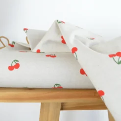 Tissu demi natté coton motif cerises fond naturel