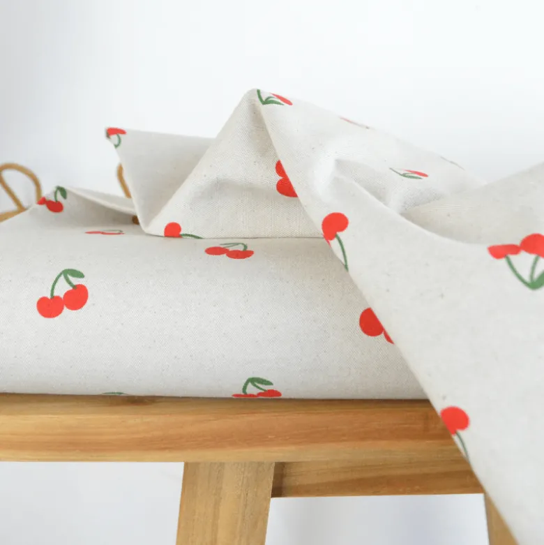 Tissu demi natté coton motif cerises fond naturel