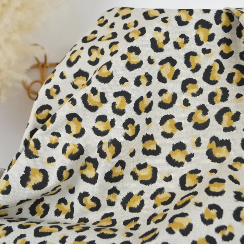 Tissu demi natté coton motif léopard doré fond aspect lin