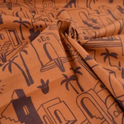 Tissu demi-natté imprimé médina maisons et palmiers fond caramel