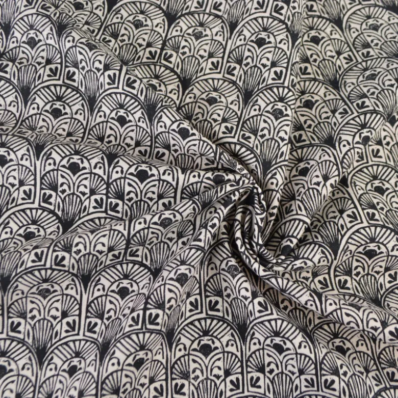 Tissu demi-natté motif art déco noir fond Blanc