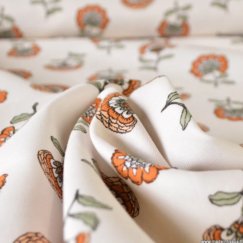 Tissu demi-natté motif fleurs orange fond écru